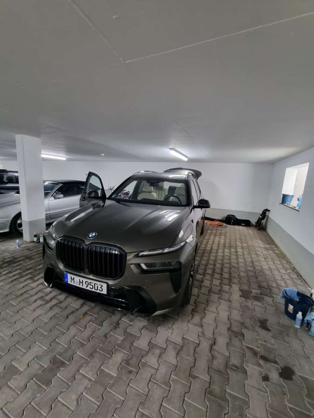 Aufbereiteter BMW X7 nach der Fahrzeugaufbereitung – glänzender Lack in der Halle